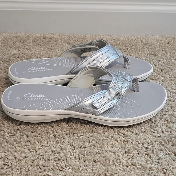 Clarks Cloudstepper Silver Sandals with Ergonomic Footbed & Adjustable Strap - Picture 2 of 7